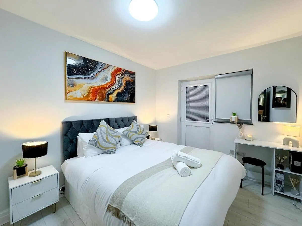 City Centre Charming 2-Bed Flat With Garden Cardiff 0*,  United Kingdom